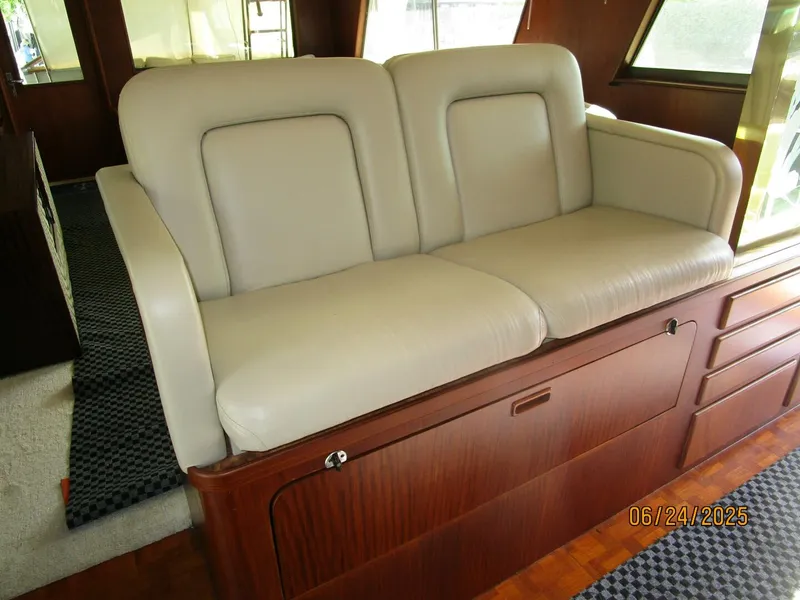 Slide: The Image of 63' Hatteras pilothouse seating - 5444732