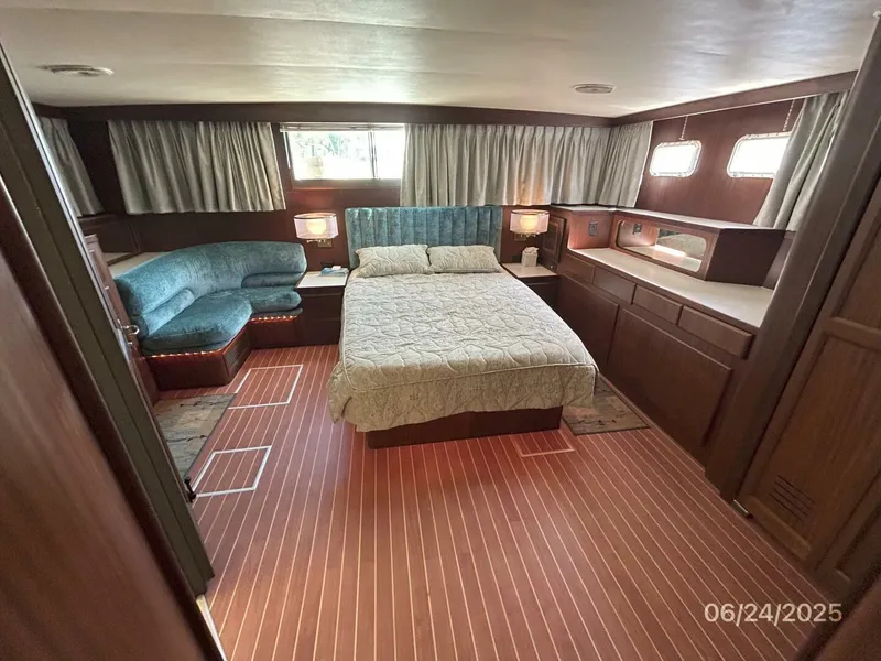 Slide: The Image of 63' Hatteras master stateroom - 5444728