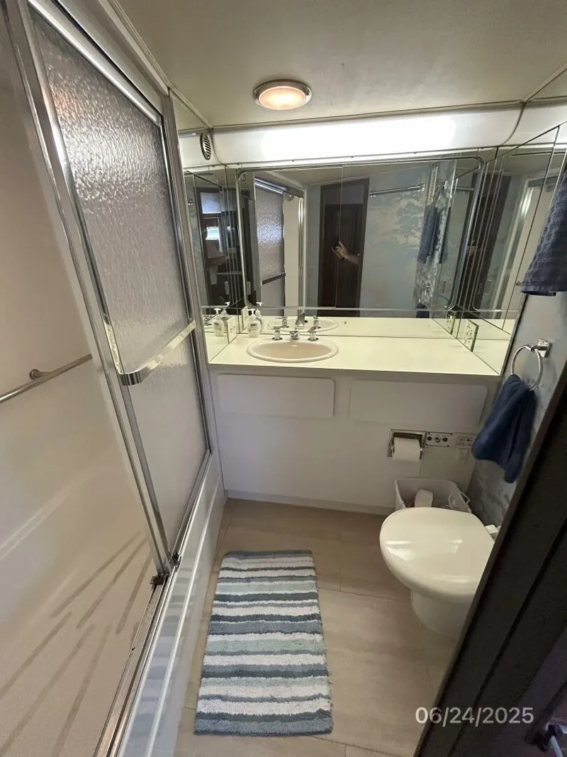 Slide: The Image of 63' Hatteras master stateroom head - 5444727