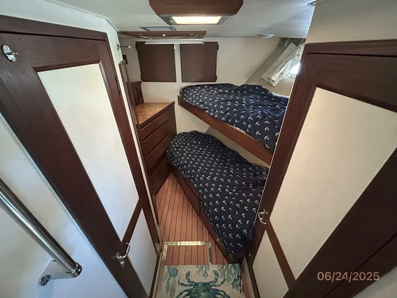 Slide: The Image of 63' Hatteras forward guest stateroom - 5444713