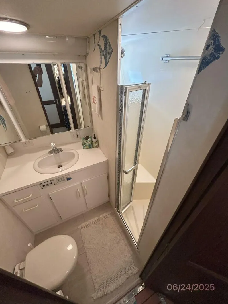 Slide: The Image of 63' Hatteras forward guest stateroom head - 5444712