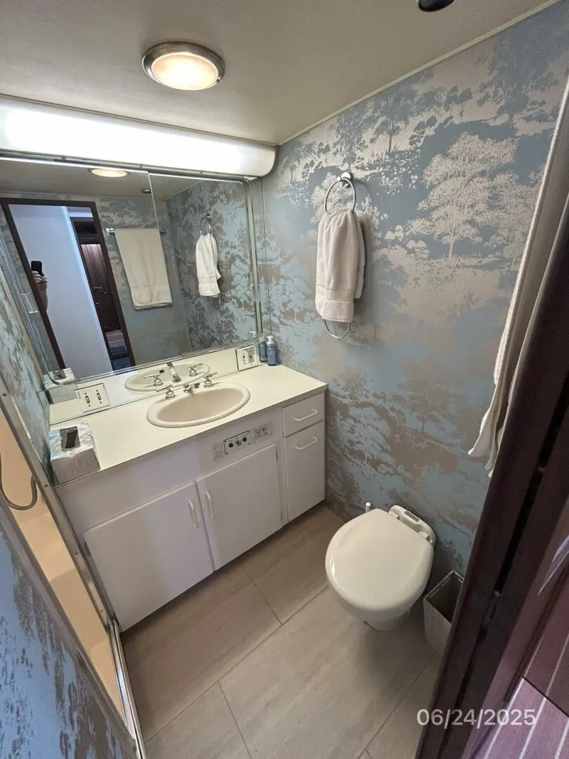 Slide: The Image of 63' Hatteras starboard guest head - 5444831