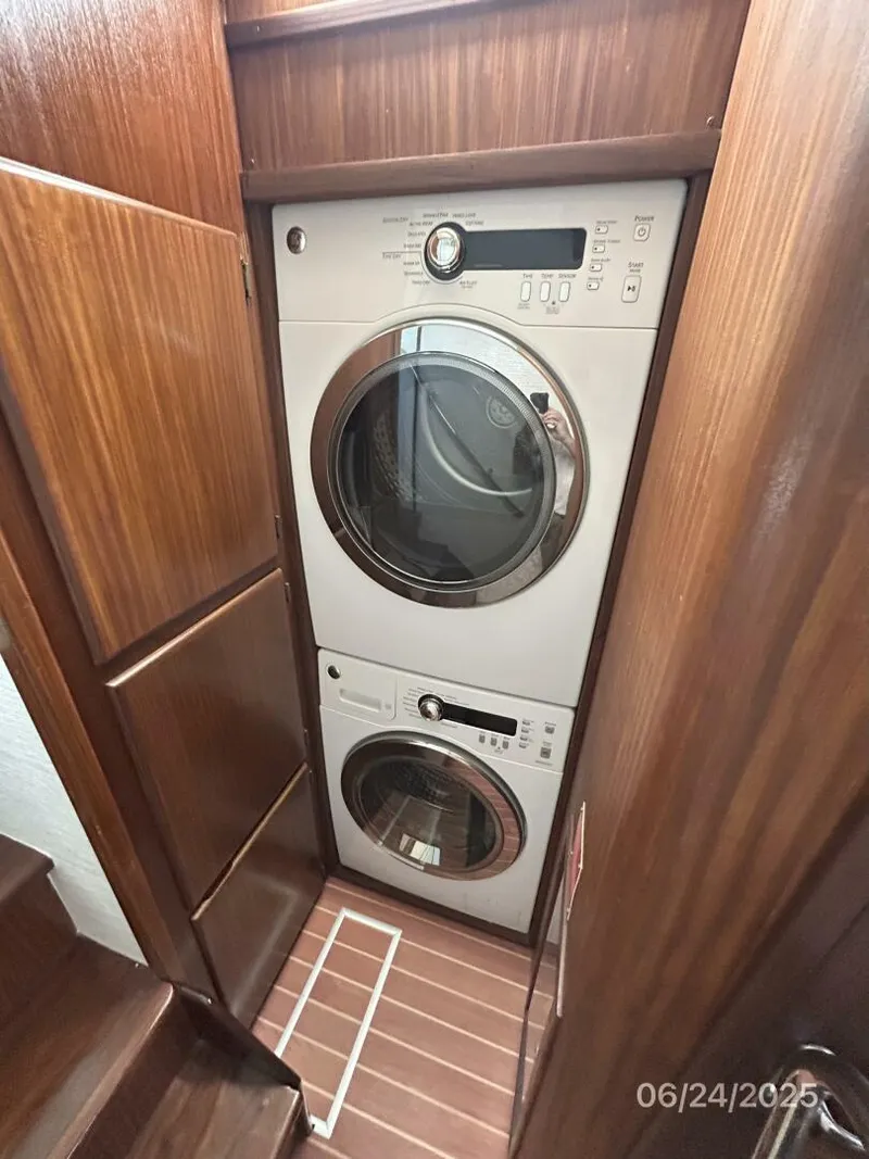 Slide: The Image of 63' Hatteras washer-dryer - 5444872