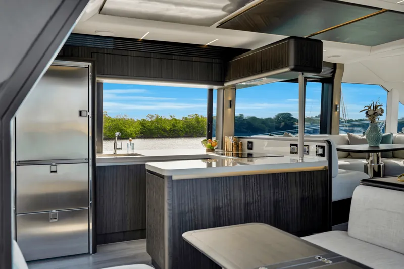 Slide: The Image of Galeon 560 FLY 2025 - 5450766