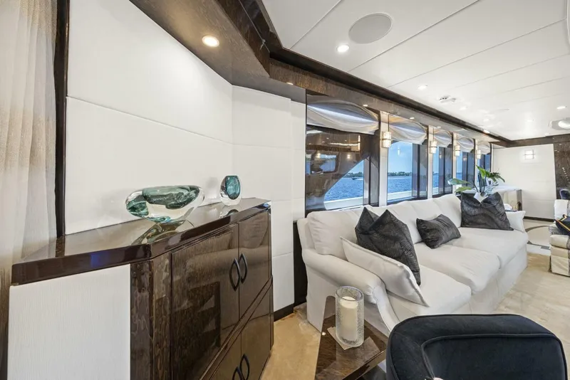 Slide: The Image of Salon Aft to Port    - 5494365