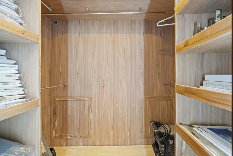 Slide: The Image of Master Walk-In Locker   - 5494389