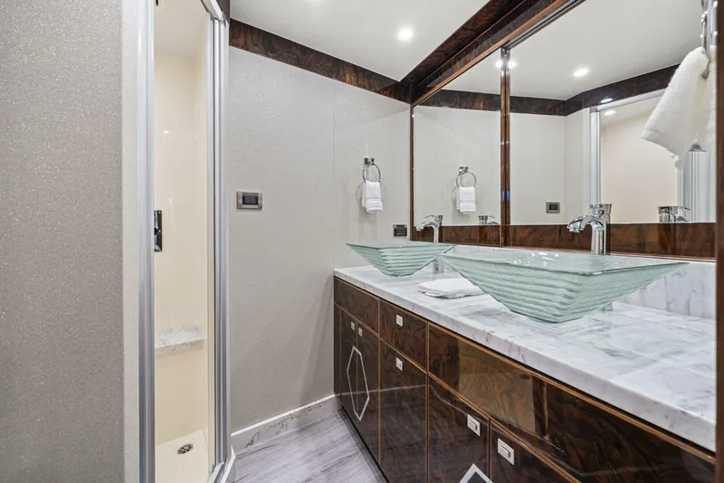 Slide: The Image of Forward VIP Head   - 5494411