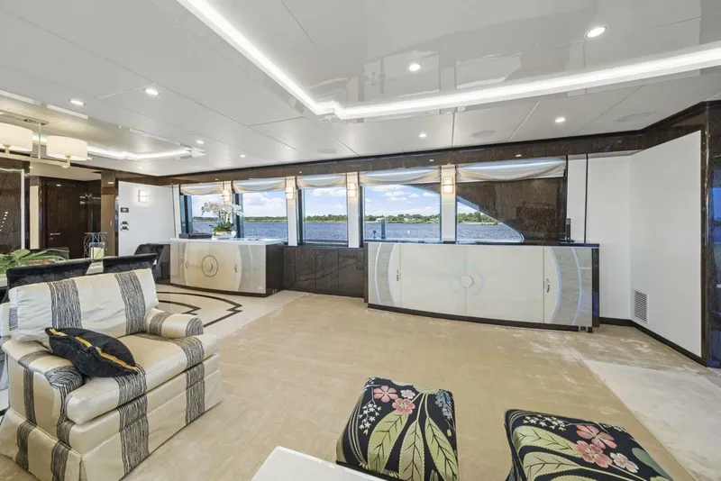 Slide: The Image of Salon to Stbd.   - 5494368