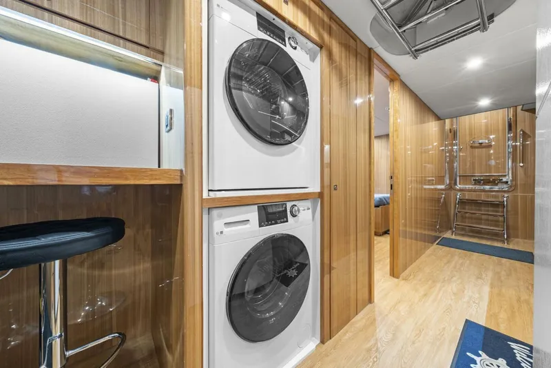 Slide: The Image of Crew Laundry   - 5494443