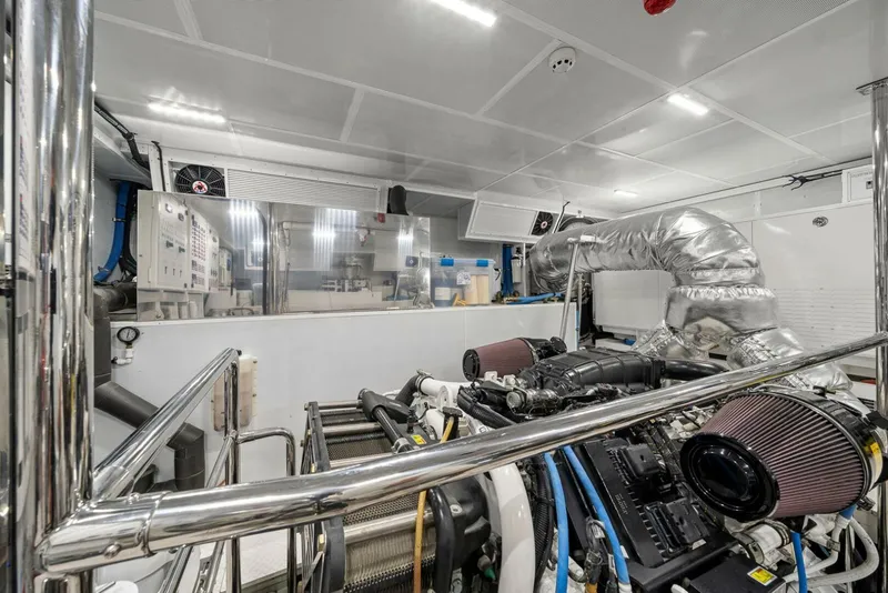 Slide: The Image of Outboard Stbd. Engine  - 5494458