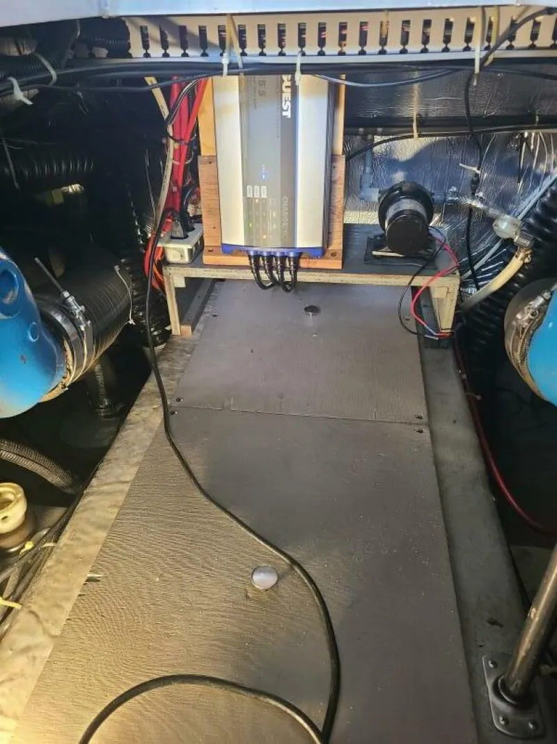 Slide: The Image of Carver 330 Aft Cabin 1991 - 5451938