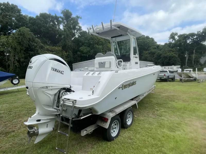 Slide: The Image of Everglades 235 Center Console 2023 - 5450896