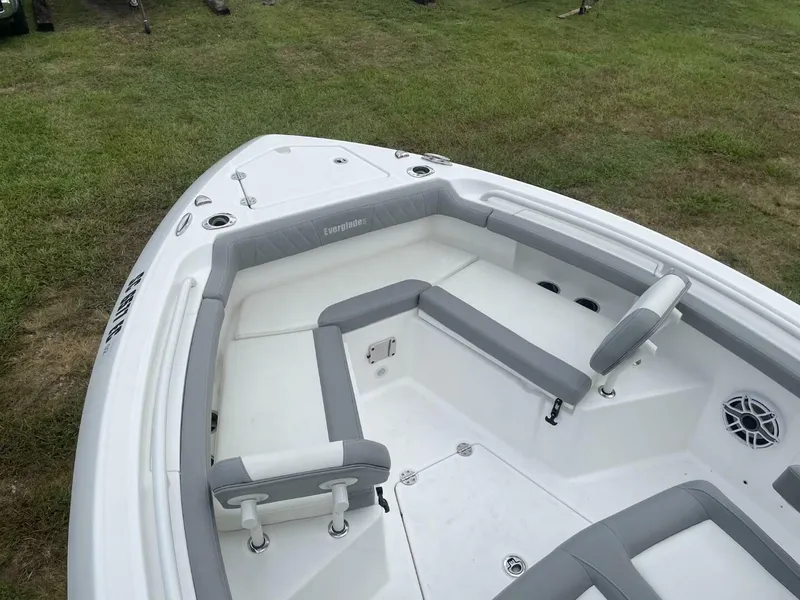 Slide: The Image of Everglades 235 Center Console 2023 - 5450900