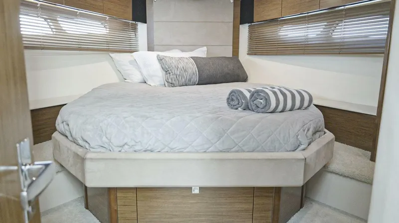 Slide: The Image of Cruisers Yachts 45 Cantius 2014 - 5453998