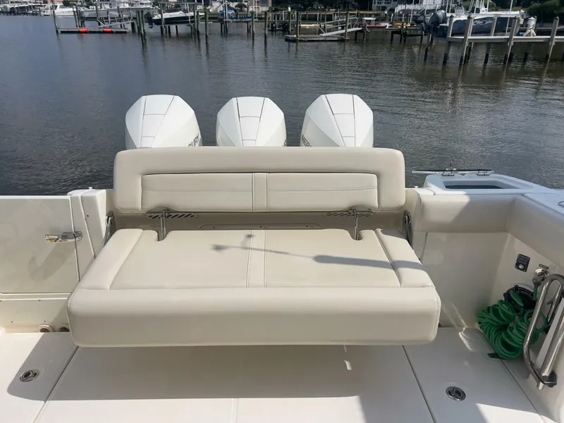 Slide: The Image of Boston Whaler Realm (SeaKeeper) 2021 - 5457910
