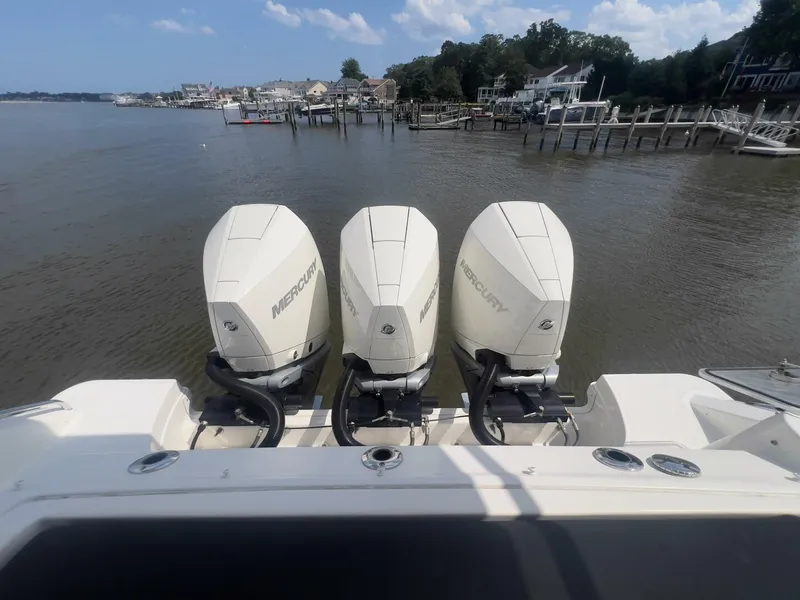 Slide: The Image of Boston Whaler Realm (SeaKeeper) 2021 - 5457901