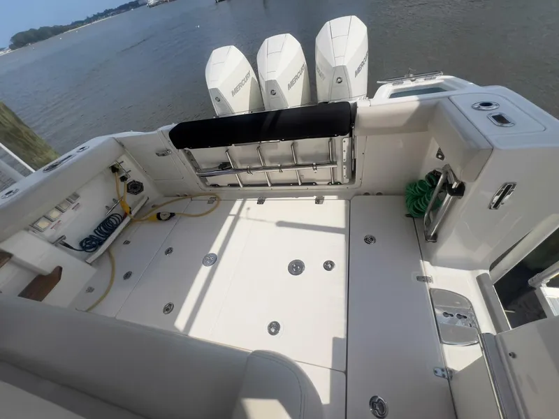 Slide: The Image of Boston Whaler Realm (SeaKeeper) 2021 - 5457900