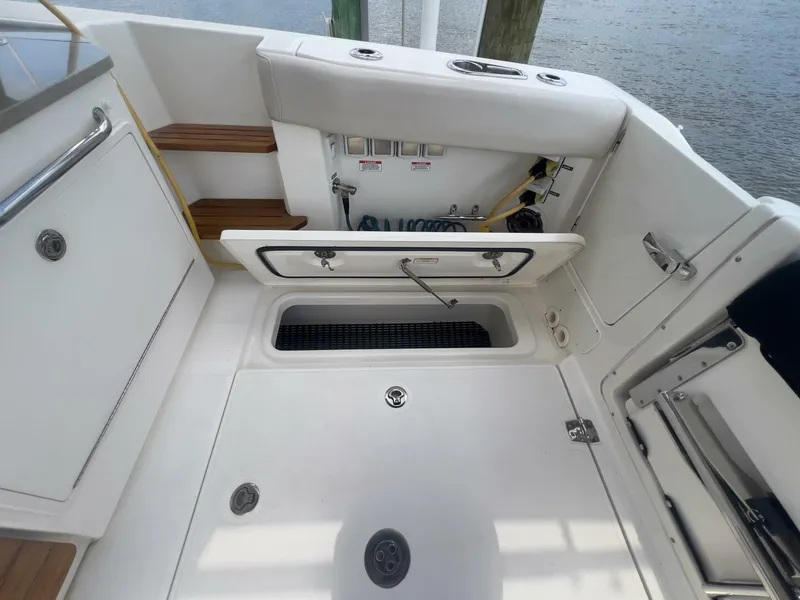 Slide: The Image of Boston Whaler Realm (SeaKeeper) 2021 - 5457904