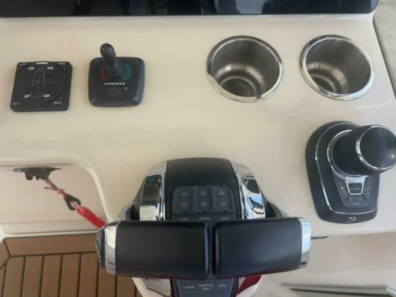 Slide: The Image of Boston Whaler Realm (SeaKeeper) 2021 - 5457880