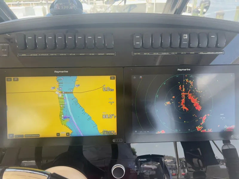 Slide: The Image of Boston Whaler Realm (SeaKeeper) 2021 - 5457884