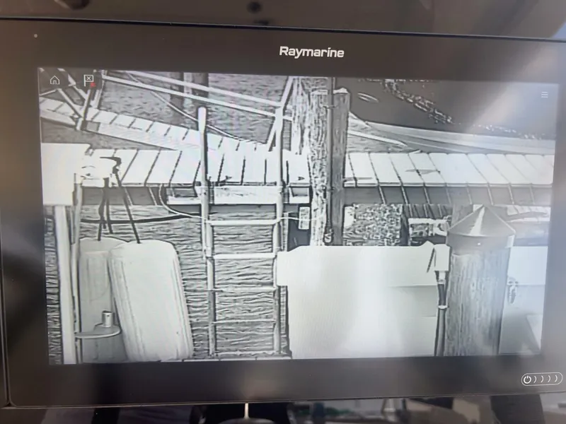 Slide: The Image of Boston Whaler Realm (SeaKeeper) 2021 - 5457885