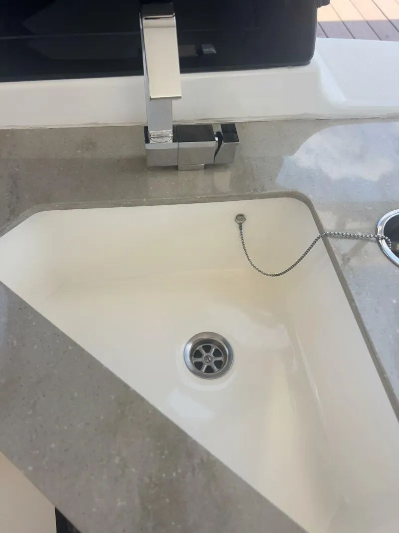 Slide: The Image of Boston Whaler Realm (SeaKeeper) 2021 - 5457889