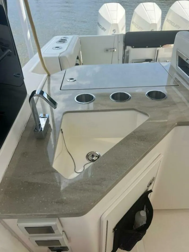 Slide: The Image of Boston Whaler Realm (SeaKeeper) 2021 - 5457996