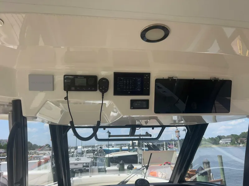 Slide: The Image of Boston Whaler Realm (SeaKeeper) 2021 - 5457890