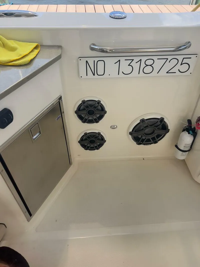 Slide: The Image of Boston Whaler Realm (SeaKeeper) 2021 - 5457898