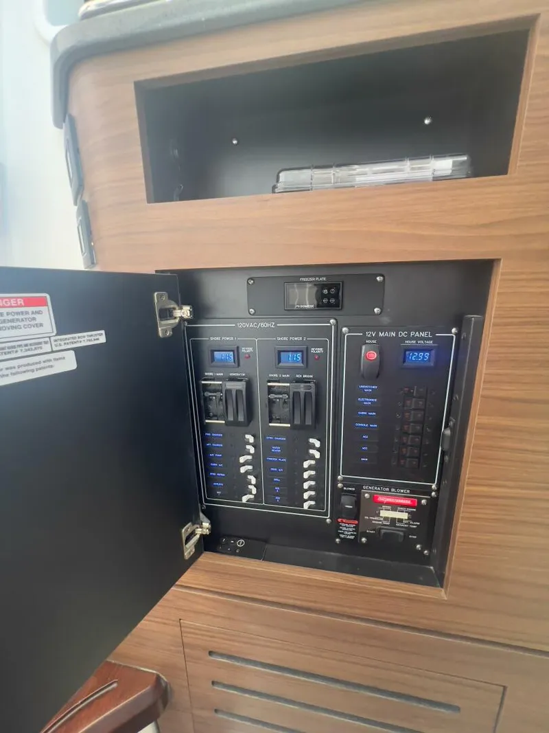 Slide: The Image of Boston Whaler Realm (SeaKeeper) 2021 - 5457895