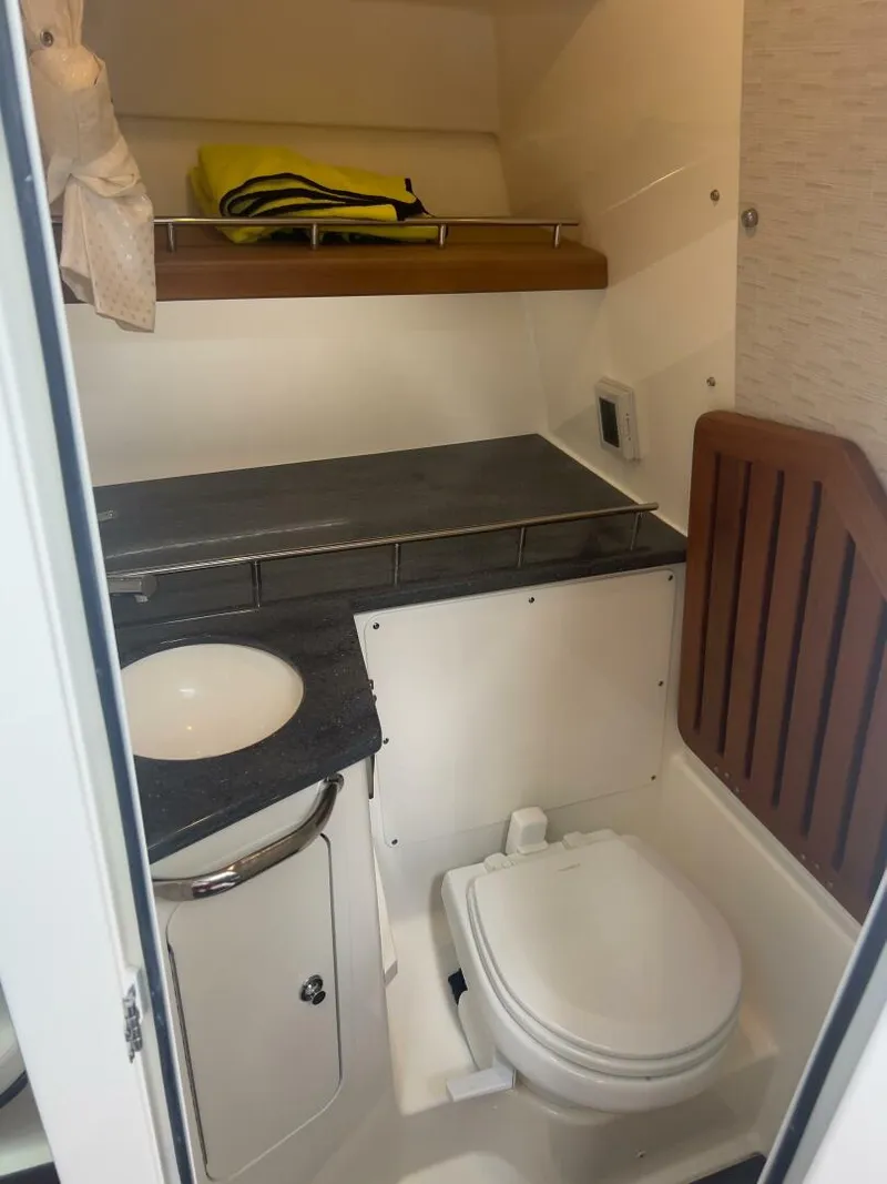 Slide: The Image of Boston Whaler Realm (SeaKeeper) 2021 - 5457892