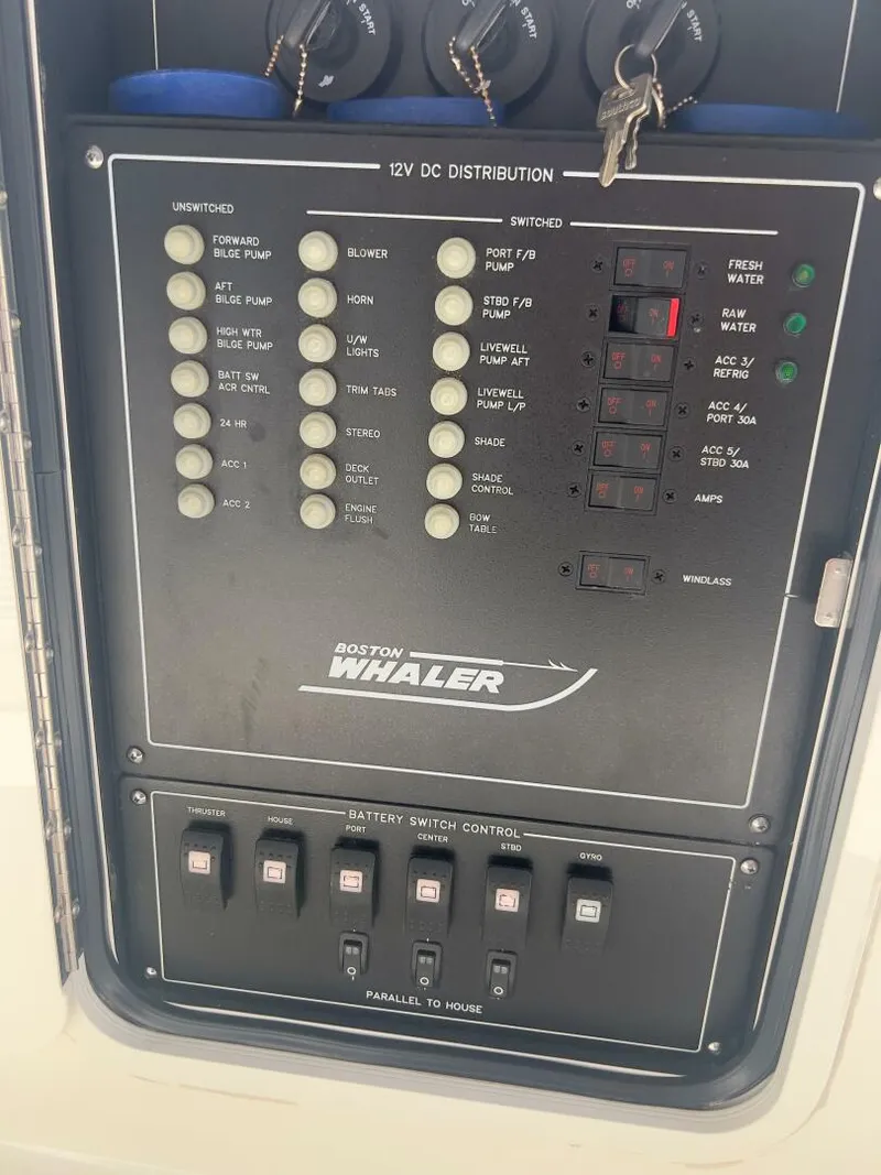 Slide: The Image of Boston Whaler Realm (SeaKeeper) 2021 - 5457899