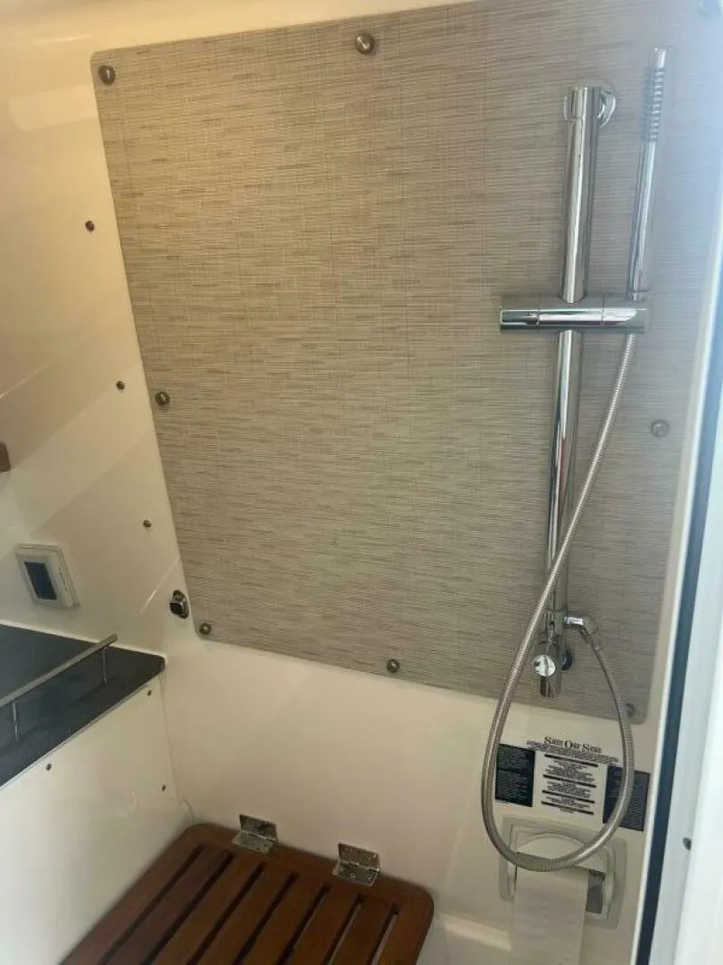 Slide: The Image of Boston Whaler Realm (SeaKeeper) 2021 - 5458002