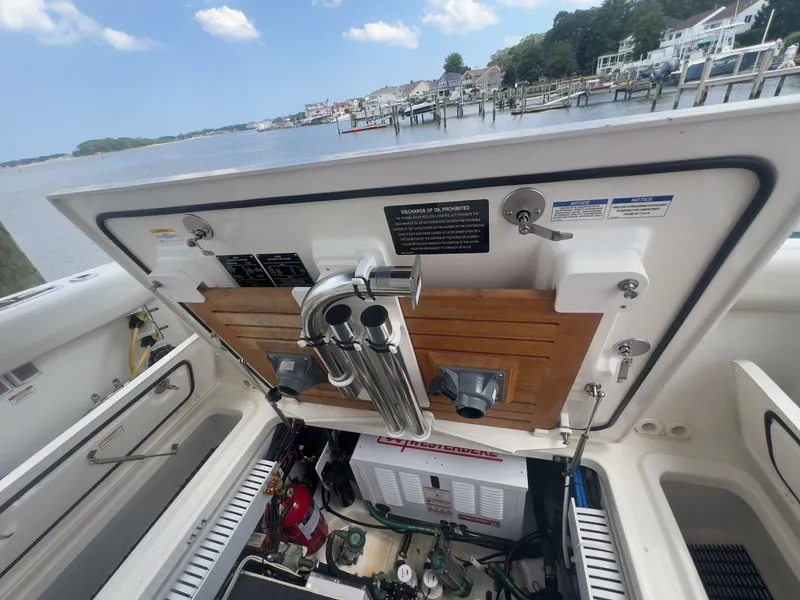 Slide: The Image of Boston Whaler Realm (SeaKeeper) 2021 - 5457905