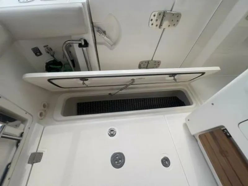 Slide: The Image of Boston Whaler Realm (SeaKeeper) 2021 - 5457903