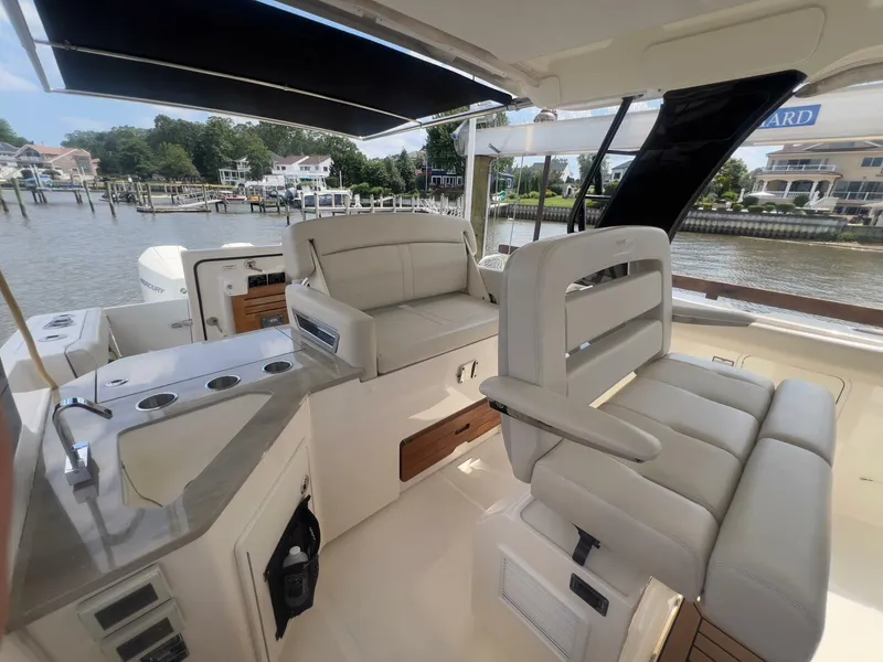 Slide: The Image of Boston Whaler Realm (SeaKeeper) 2021 - 5457908