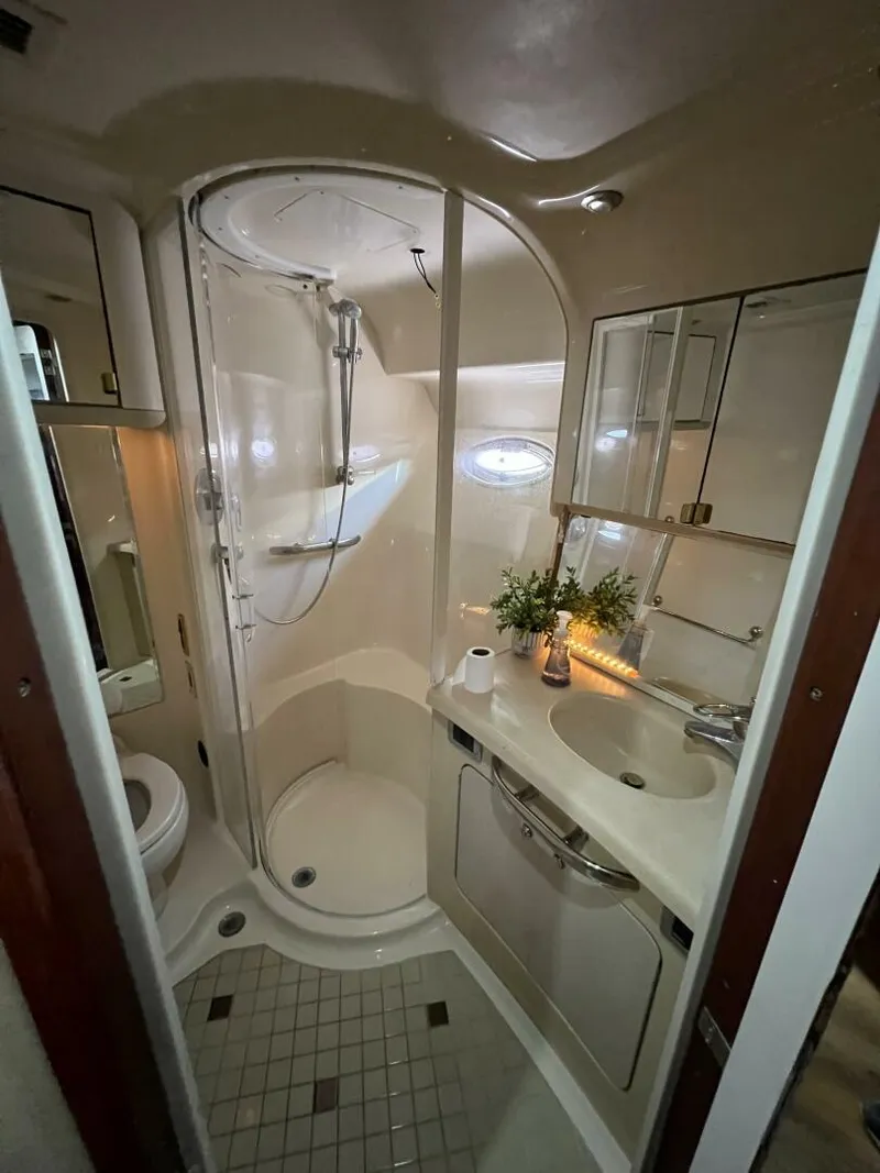 Slide: The Image of Sea Ray 560 Sedan Cruiser 2002 - 5461680