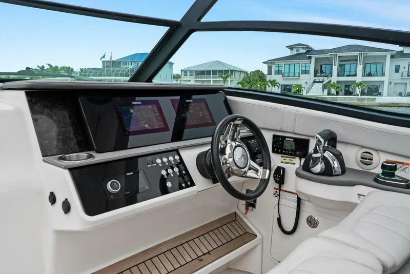 Slide: The Image of Sea Ray 320 DA-OB 2021 - 5510375