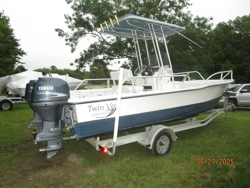 Slide: The Image of 22' Twin Vee starboard aft profile - 5465982