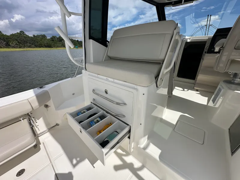 Slide: The Image of Boston Whaler 325 Conquest 2025 - 23
