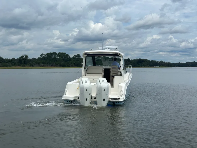 Slide: The Image of Boston Whaler 325 Conquest 2025 - 3