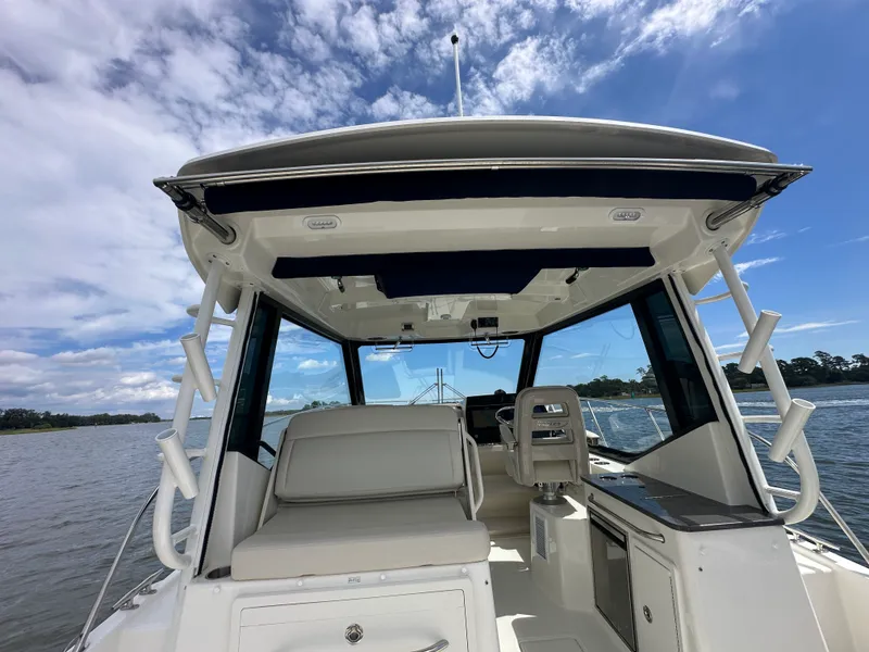 Slide: The Image of Boston Whaler 325 Conquest 2025 - 37