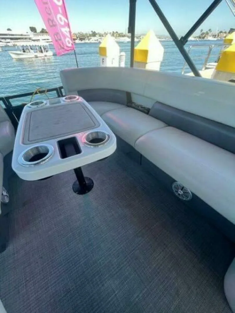 Slide: The Image of Vision WX Tritoon 2024 - 5467000