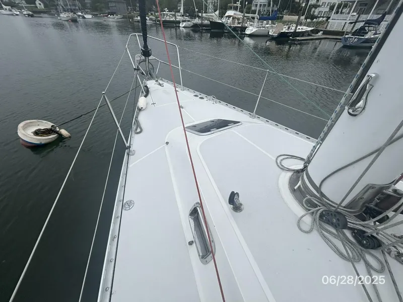 Slide: The Image of 40' Freedom foredeck1 - 5467385