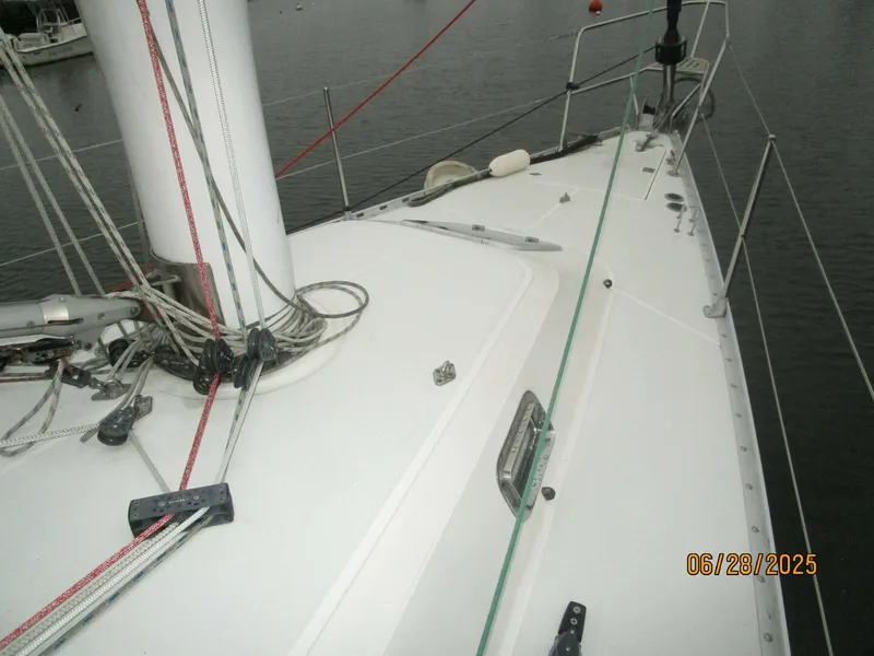 Slide: The Image of 40' Freedom foredeck2 - 5467392