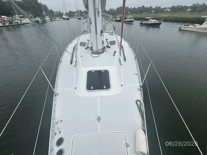 Slide: The Image of 40' Freedom foredeck aft - 5467381
