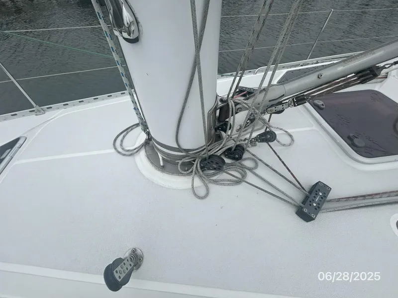 Slide: The Image of 40' Freedom mast base1 - 5467423