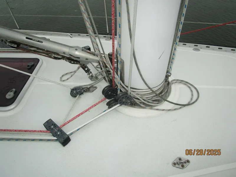 Slide: The Image of 40' Freedom mast base2 - 5467424