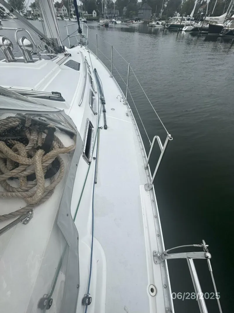 Slide: The Image of 40' Freedom starboard side deck - 5467466