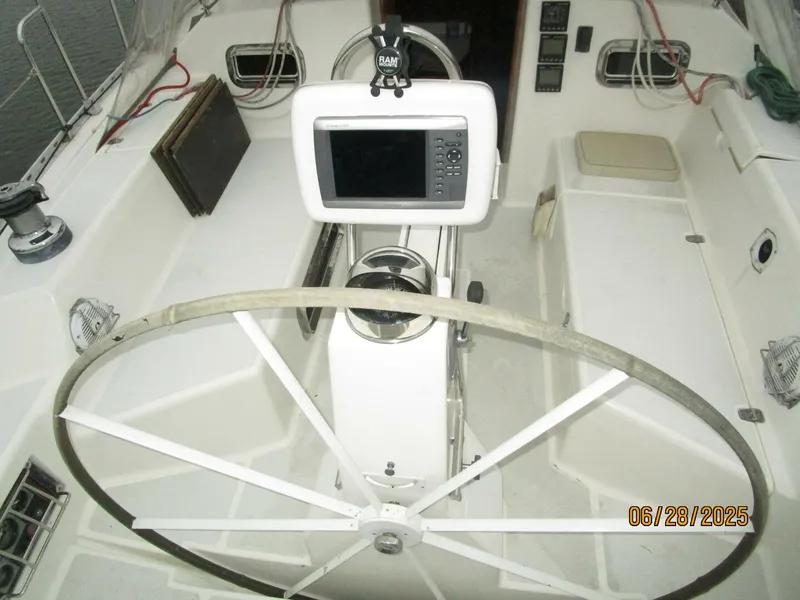 Slide: The Image of 40' Freedom cockpit helm - 5467306